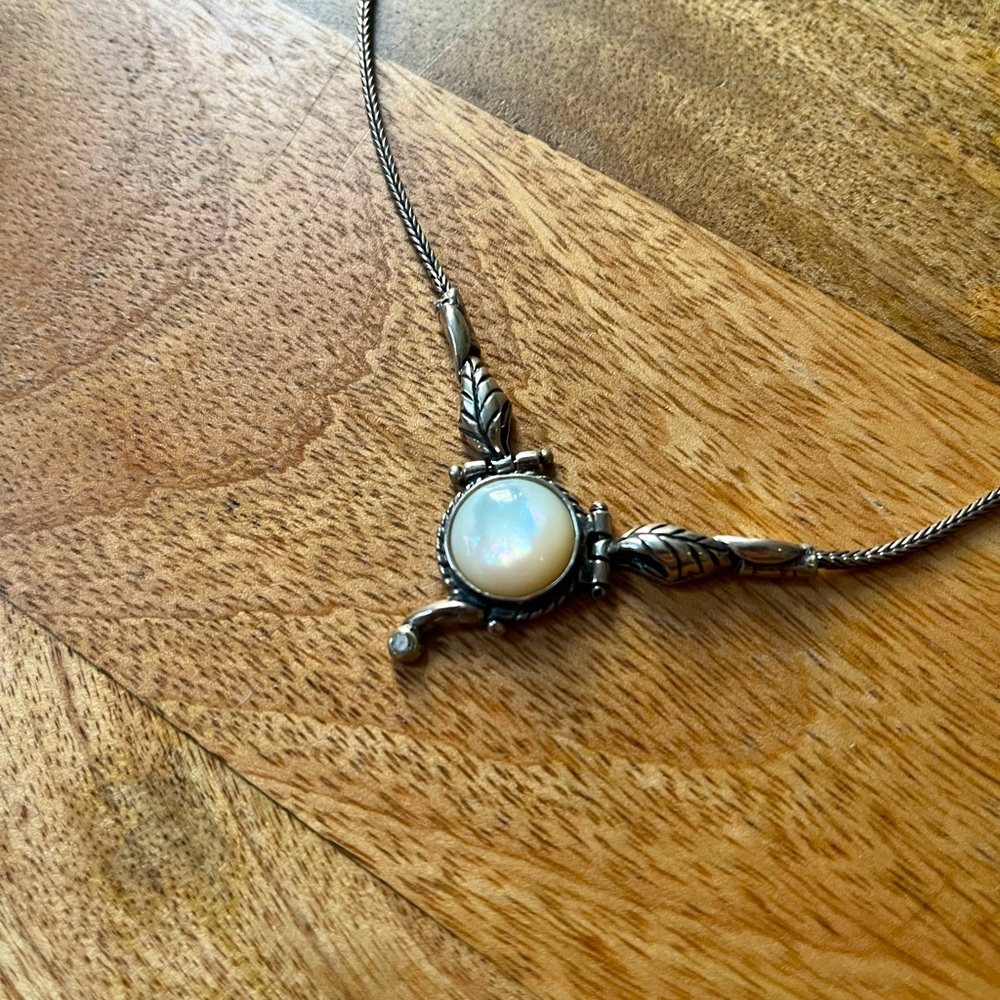 Silver necklace with pearlescent center